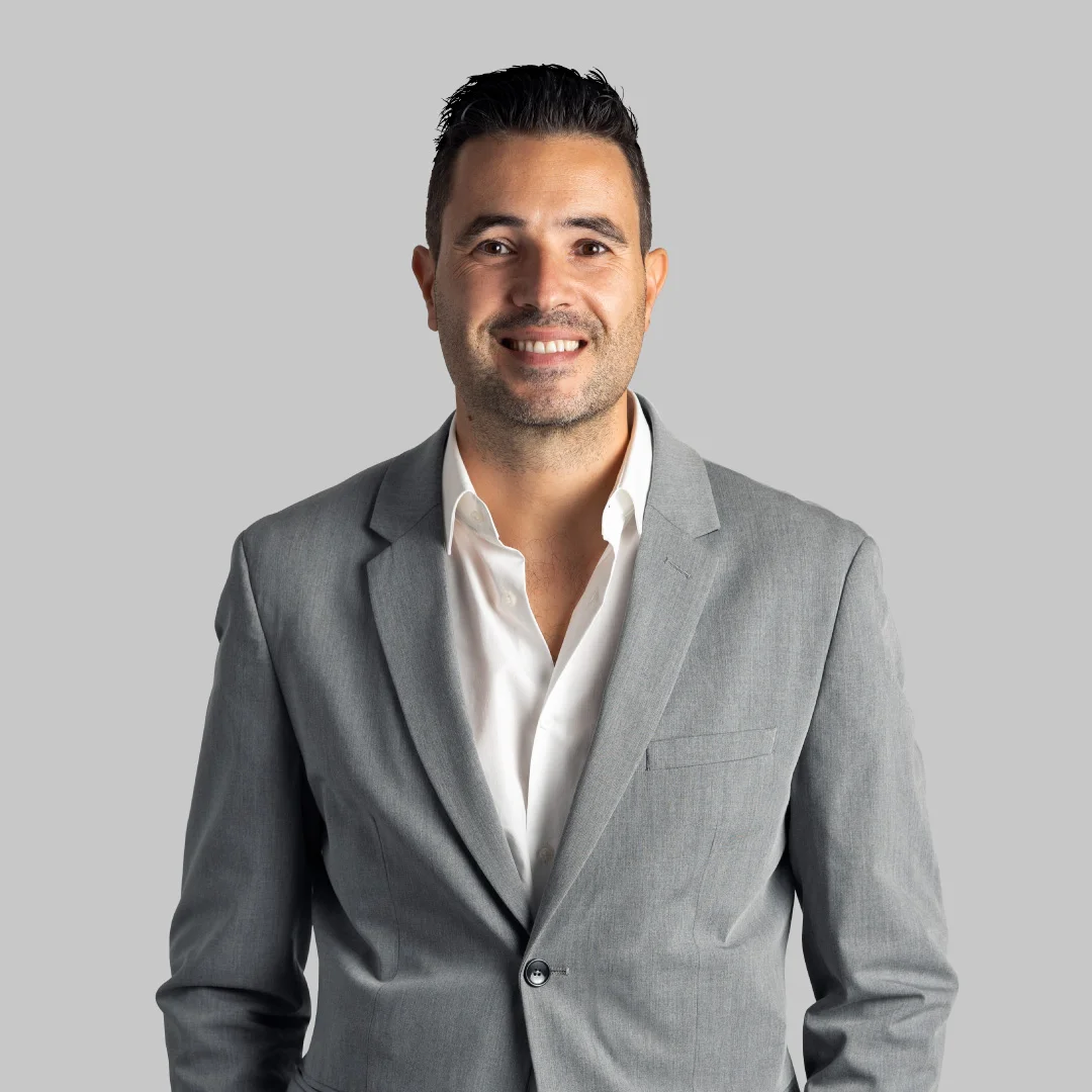 Projeto André Fernandes da Nhdesign: Fotografia profissional de André Fernandes, destacando sua identidade visual com design minimalista