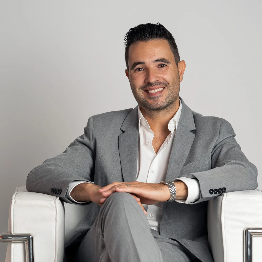 Projeto André Fernandes da Nhdesign: Imagem descontraída de André Fernandes em ambiente corporativo, destacando estilo e sofisticação