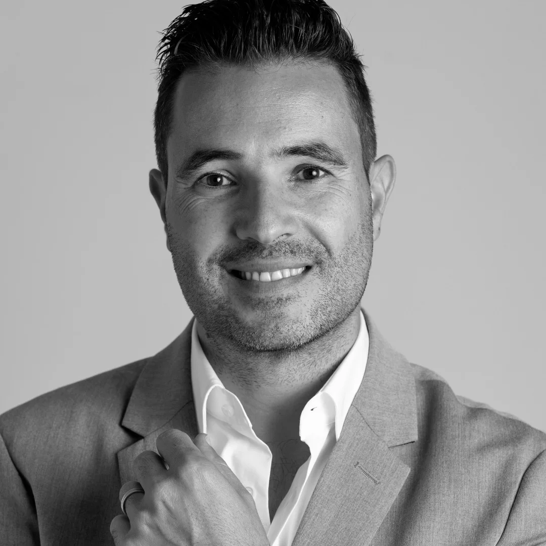 Projeto André Fernandes da Nhdesign: Retrato em preto e branco de André Fernandes, capturando a essência do branding minimalista