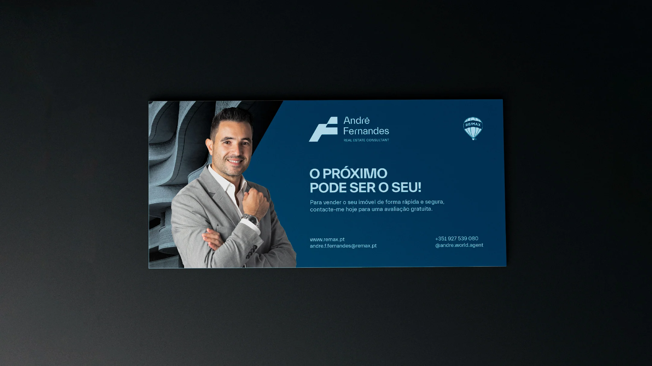 Projeto André Fernandes da Nhdesign: Flyer promocional de André Fernandes, com design limpo, fundo azul escuro e tipografia moderna