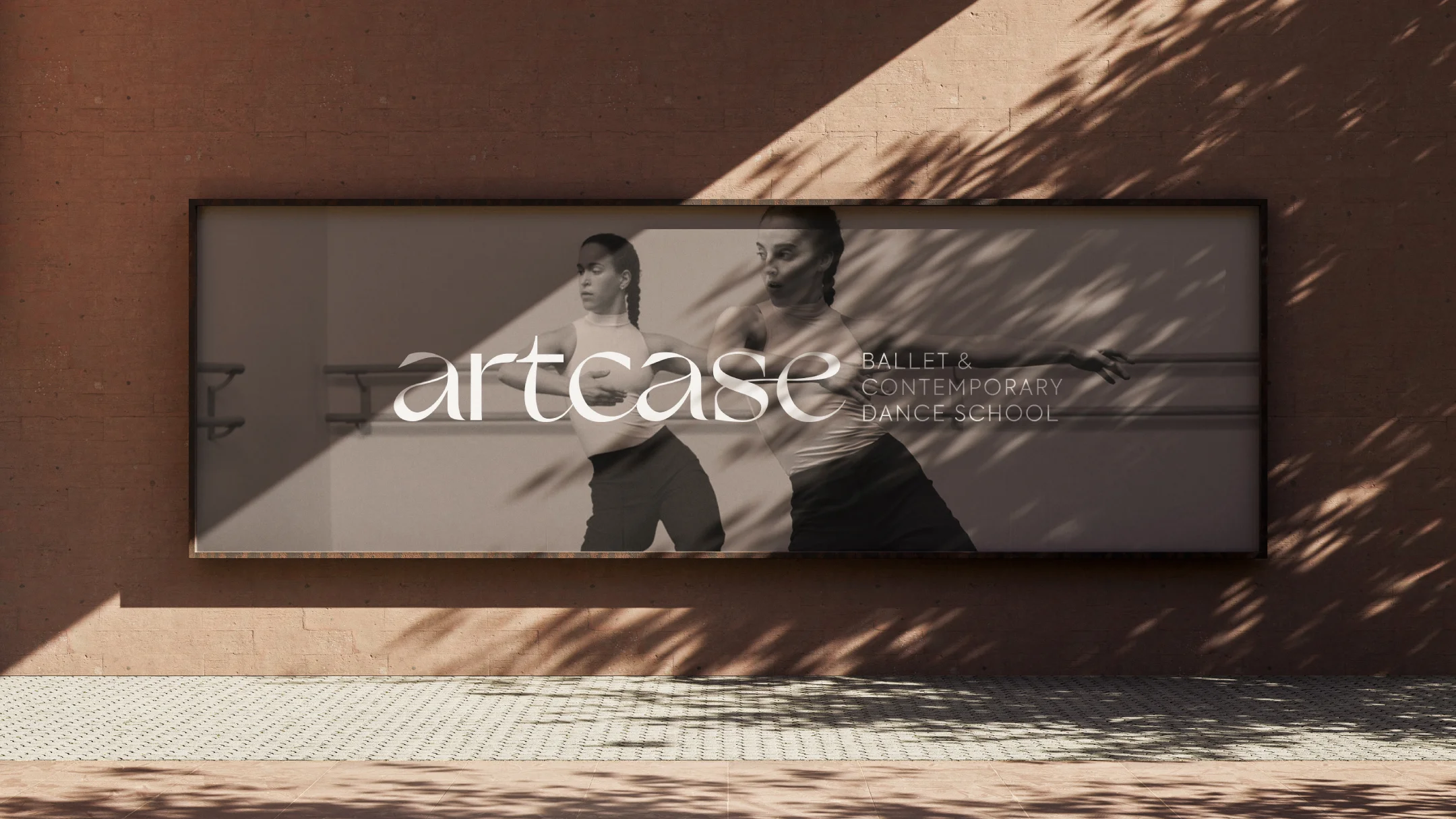 Projeto artcase da Nhdesign: Painel publicitário da Artcase aplicado em parede exterior, com fotografia de bailarinos.