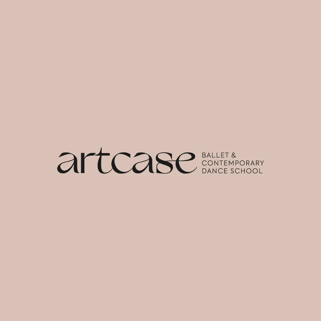 Projeto artcase da Nhdesign: Logotipo da Artcase, Ballet & Contemporary Dance School em fundo bege.