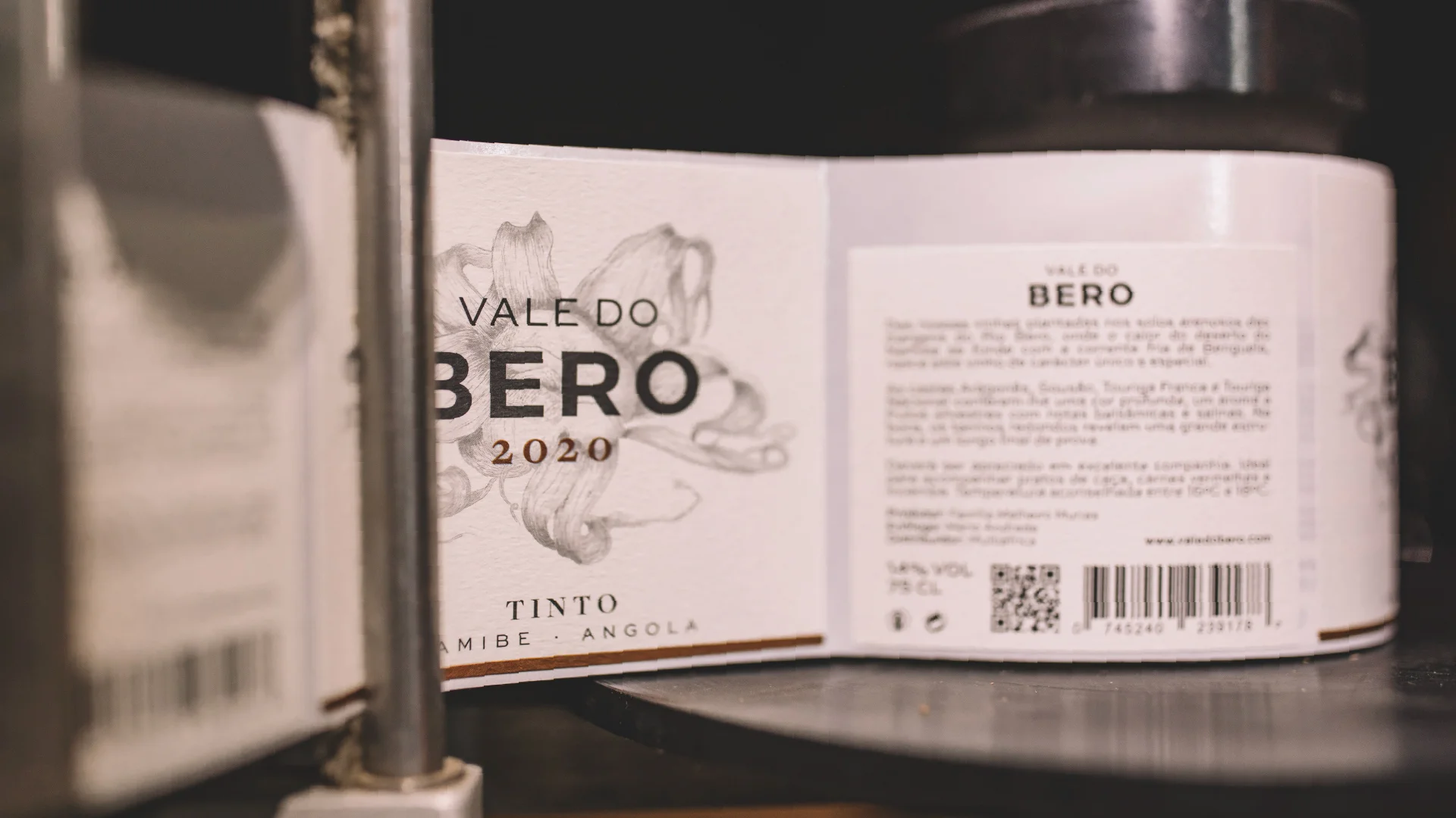 Projeto Vale do Bero da Nhdesign: Produção do rotulo do vinho Vale do Vero