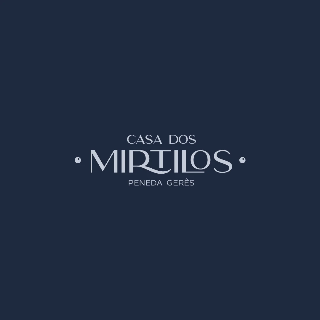 Projeto Casa dos Mirtilos da Nhdesign: Logo da Casa dos Mirtilos sobre fundo azul escuro