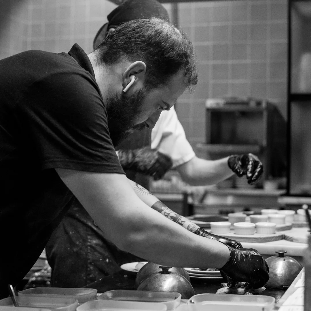 Projeto DANS da Nhdesign: Dono do restaurante DANS a preparar comida na cozinha