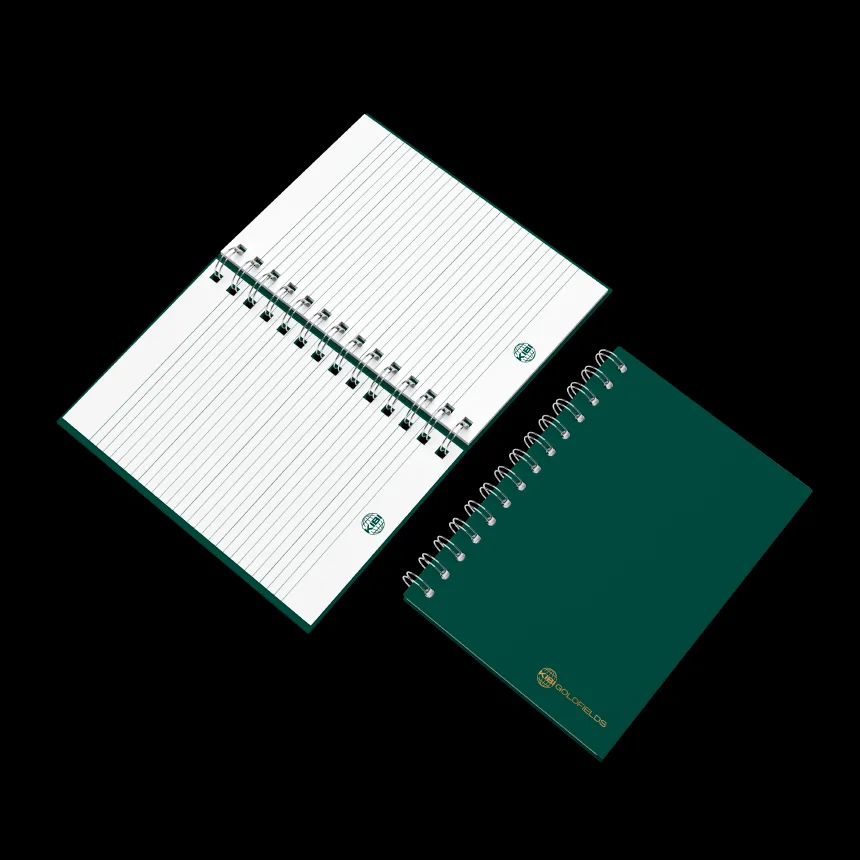 Projeto Kibi Goldfields da Nhdesign: Caderno de linhas da Kibi Golfields verde com o logo dourado.
