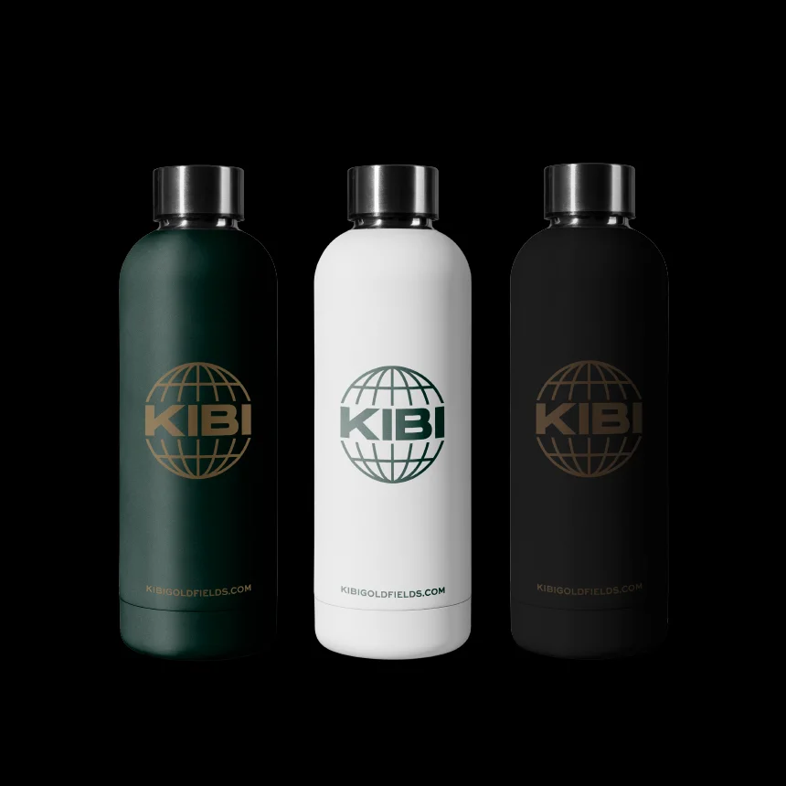 Projeto Kibi Goldfields da Nhdesign: Garrafas da Kibi Goldfield, uma verde com o logo a dourado, uma branca com o logo verde, e uma preta com o logo a dourado.