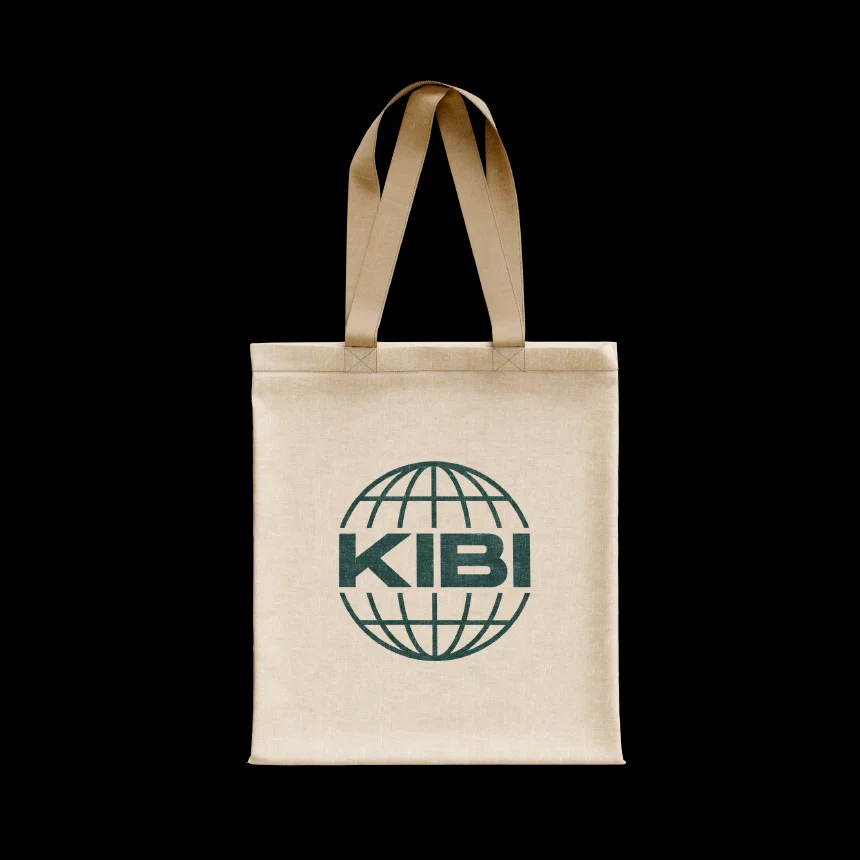 Projeto Kibi Goldfields da Nhdesign: Tote bag de pano cru com o logo da Kibi estampado a verde na frente.