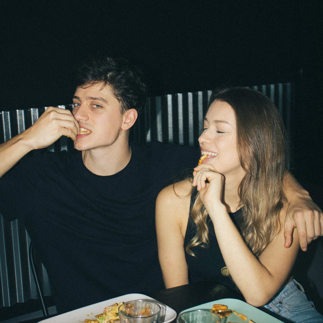 Projeto Maynard's Burgers da Nhdesign: Fotografia de um casal a comer um Maynards Burgers