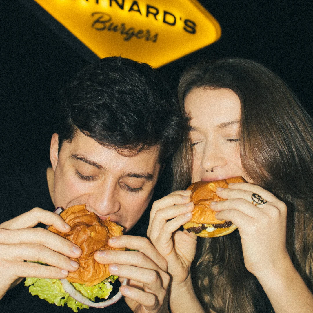 Projeto Maynard's Burgers da Nhdesign: Fotografia de um casal a comer um Maynards Burgers