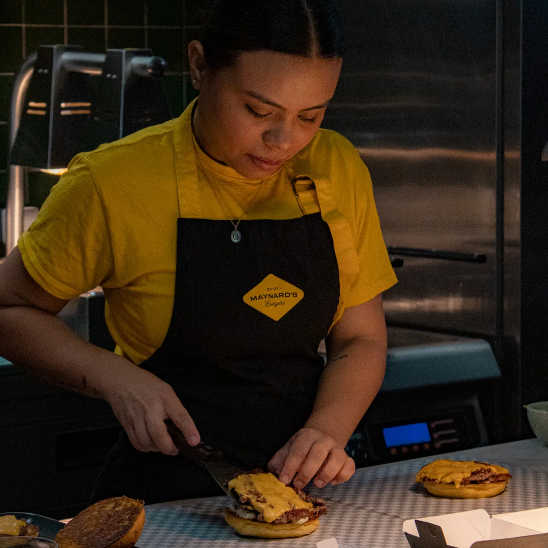 Projeto Maynard's Burgers da Nhdesign: Fotografia da funcionária da Maynards Burgers