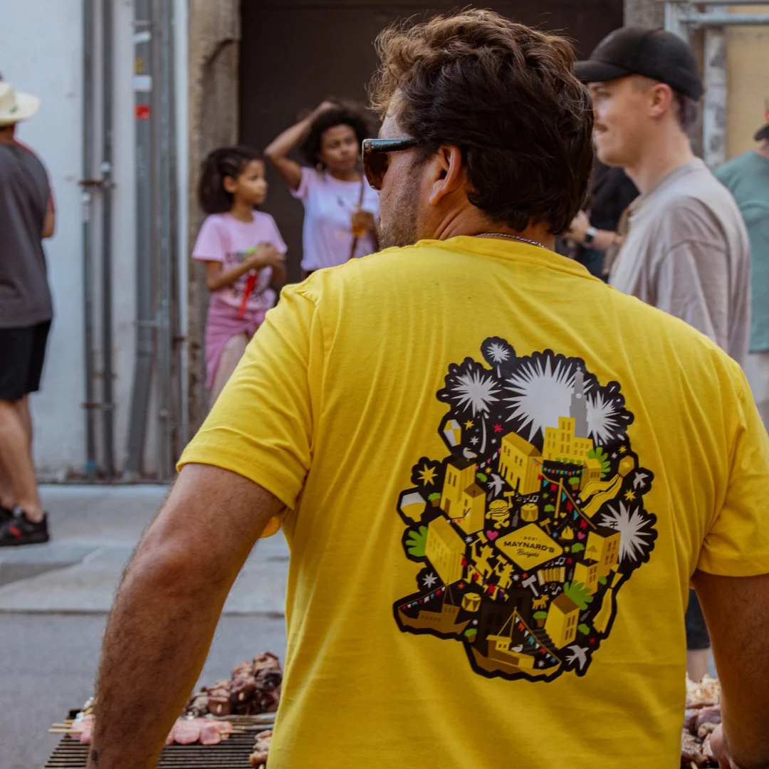 Projeto Maynard's Burgers da Nhdesign: Fotografia do desenho da t-shirt da Maynards para o São João