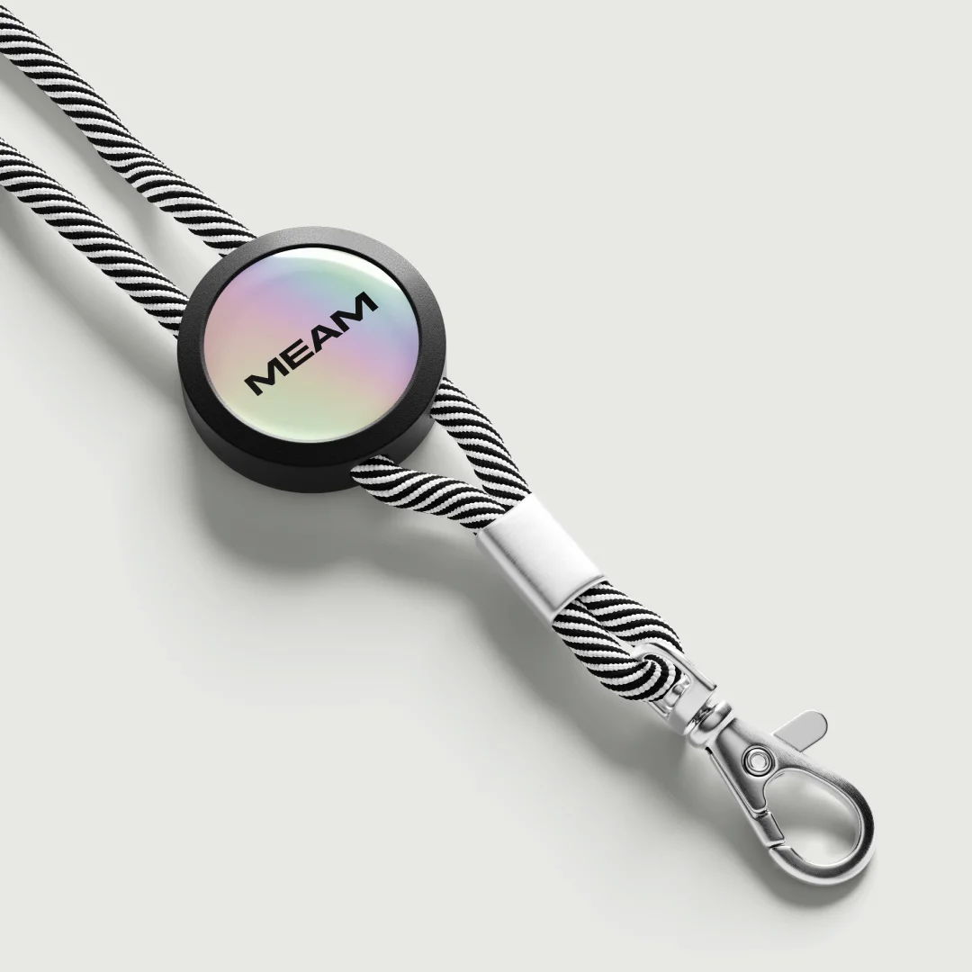 Projeto Meam Concept da Nhdesign: Lanyard preto e branco, com o logótipo da Meam Concept sobre material holográfico