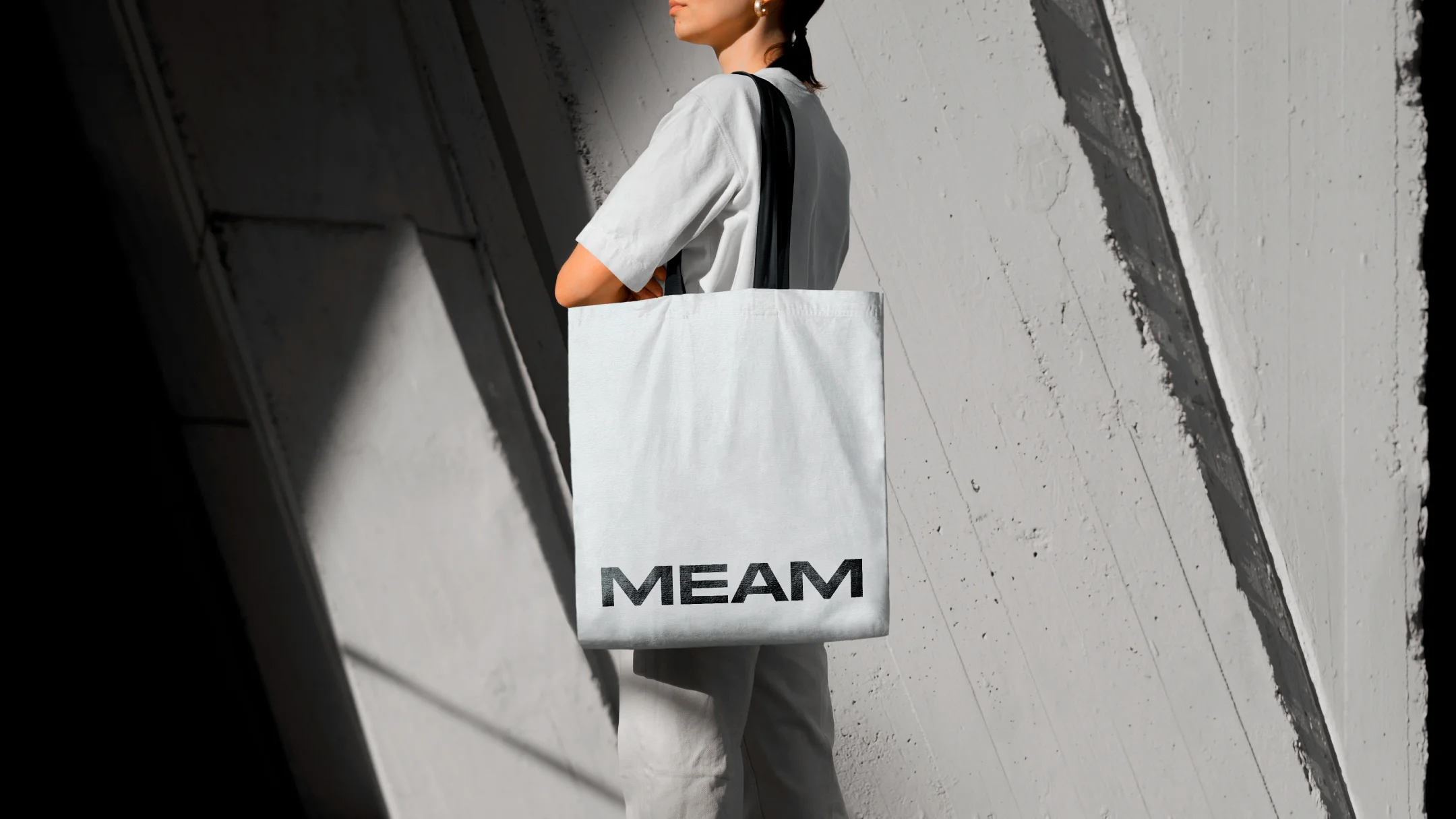 Projeto Meam Concept da Nhdesign: Tote bag branca com o logótipo da Meam Concept