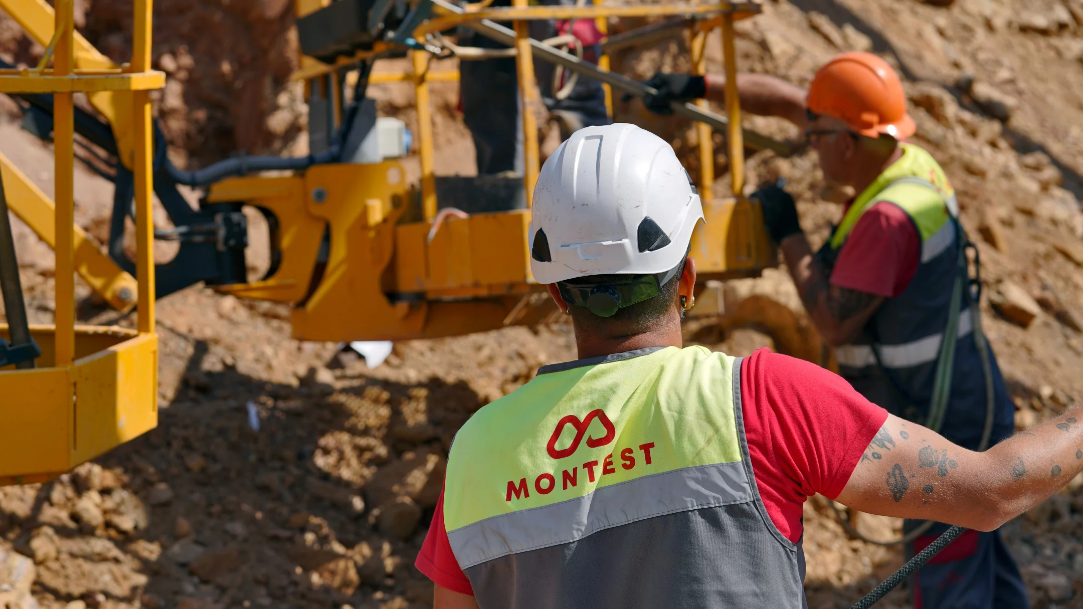 Projeto Montest da Nhdesign: Colaboradores da Montest em obra com maquinaria pesada.