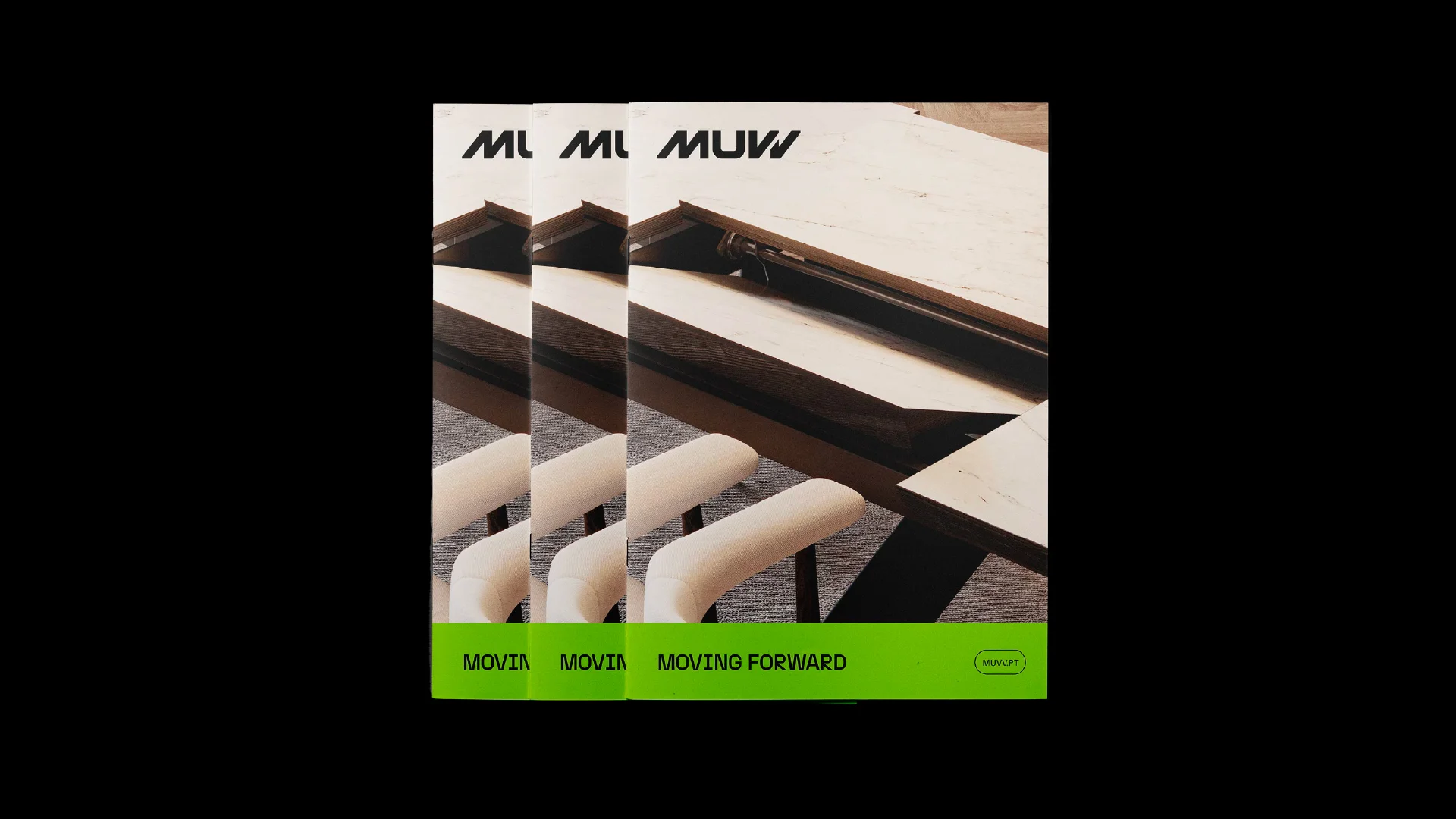 Projeto MUVV da Nhdesign: Três catálogos da muvv empilhados sobre fundo preto.
