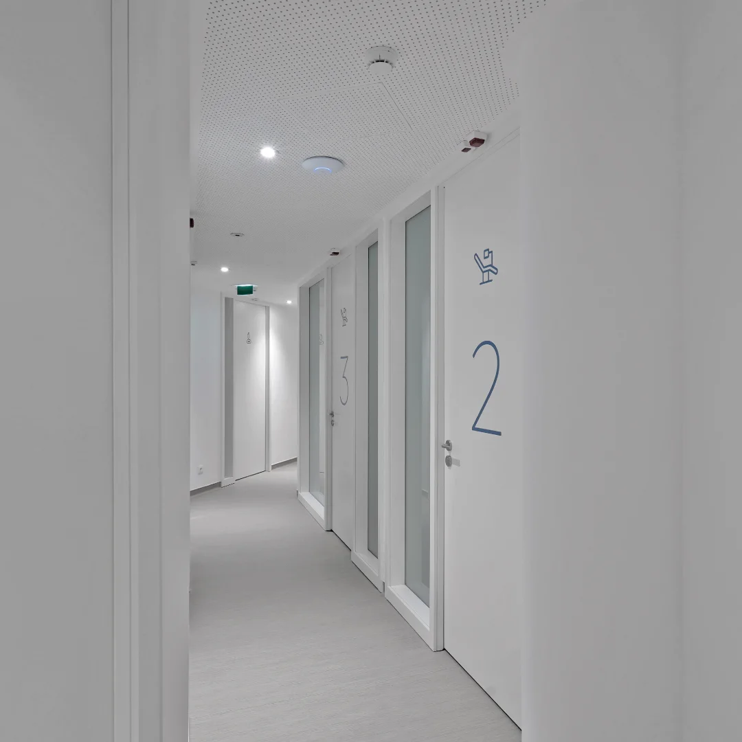 Projeto OCEANUS da Nhdesign: Corredor da clínica Oceanus Oral Center com portas numeradas