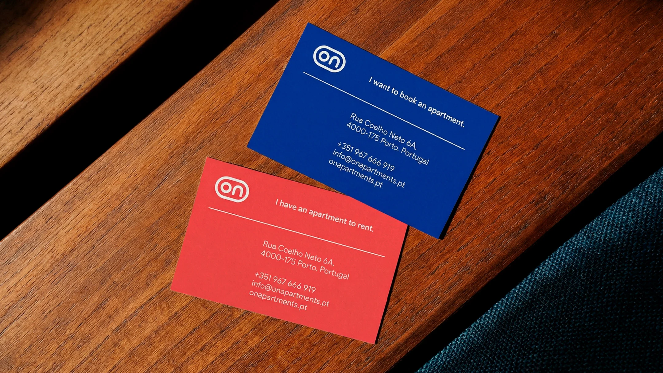 Projeto ON da Nhdesign: Conjunto de cartões de visita com contraste cromático azul e vermelho