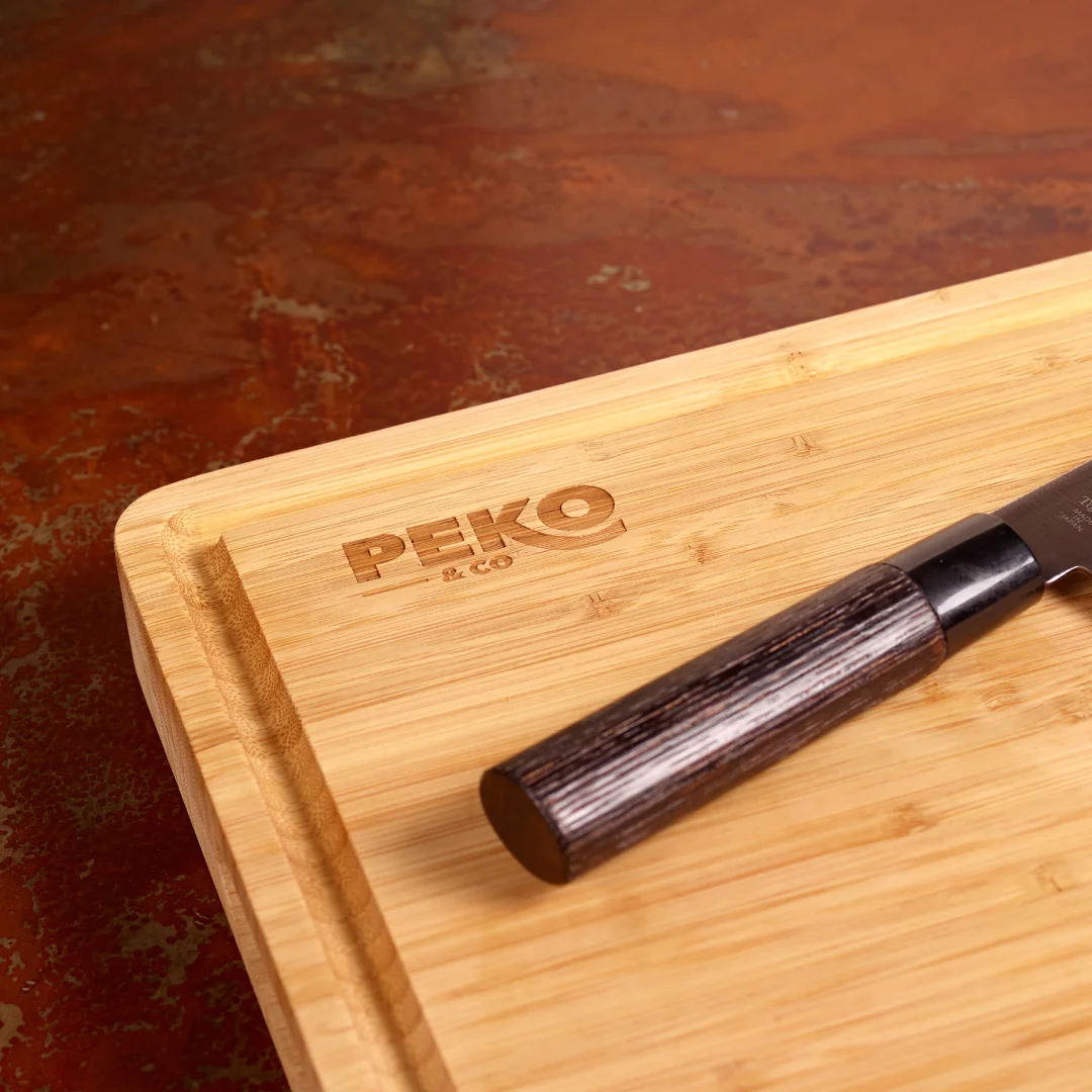 Projeto PEKO & Co. da Nhdesign: Tabua de Corte em Bambu Profissional com o logo da Peko