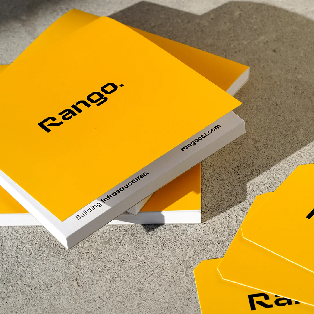 Projeto Rango da Nhdesign: Fotografia dos blocos de notas da Rango sobre chão de cimento.