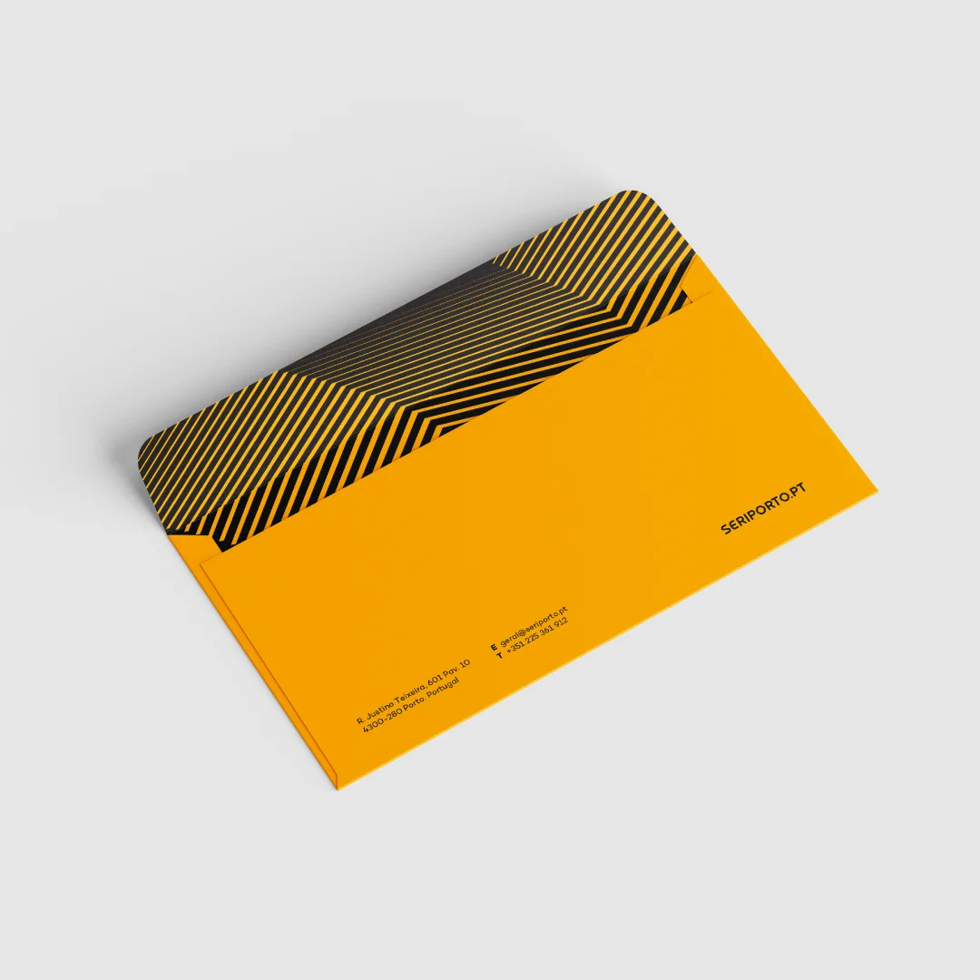 Projeto Seriporto da Nhdesign: Envelope corporativo da Seriporto em amarelo, com padrão gráfico preto.