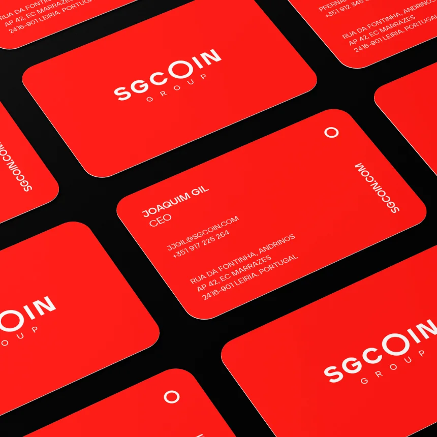 Projeto SGCoin da Nhdesign: Vários cartões da SGCoin dispostos sobre um fundo preto.