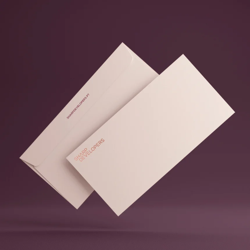 Projeto Sharp Developers da Nhdesign: Envelope da marca com informações da empresa sobre fundo roxo.