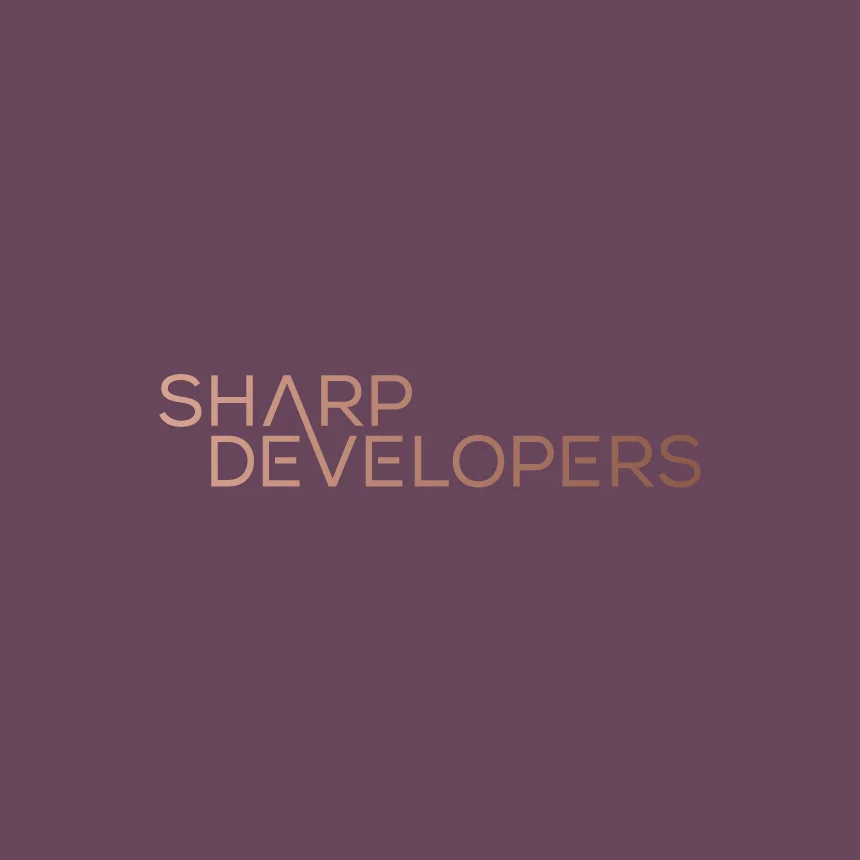Projeto Sharp Developers da Nhdesign: Logotipo da Sharp Developers sobre um fundo roxo.