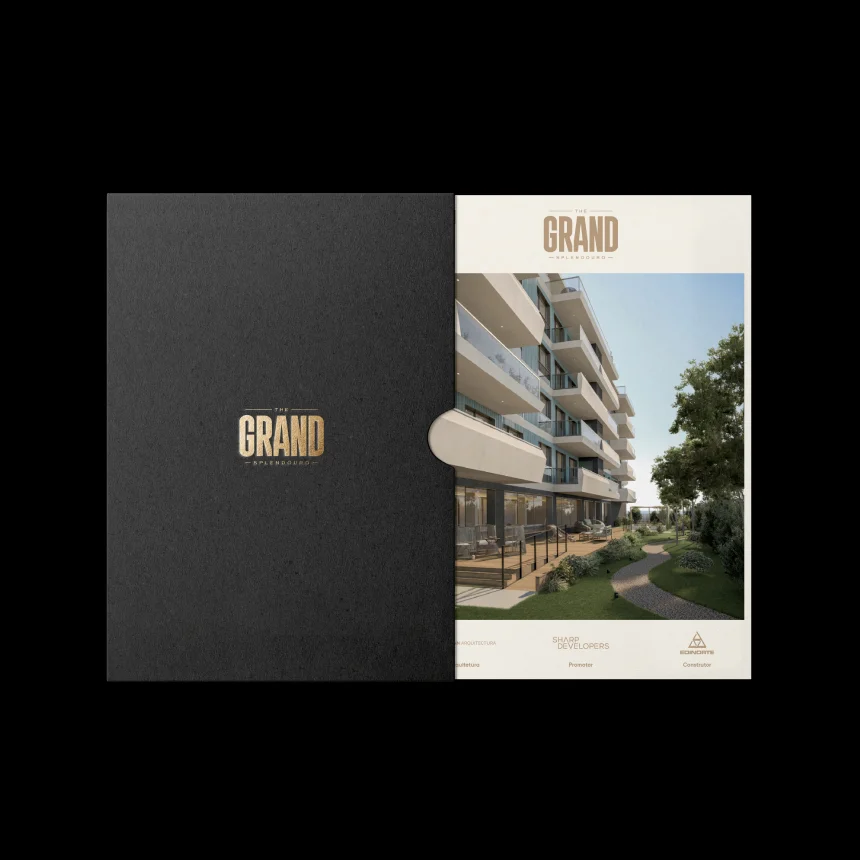 Projeto The Grand Splendouro da Nhdesign: Flyer da marca a sair de uma capa sobre fundo preto