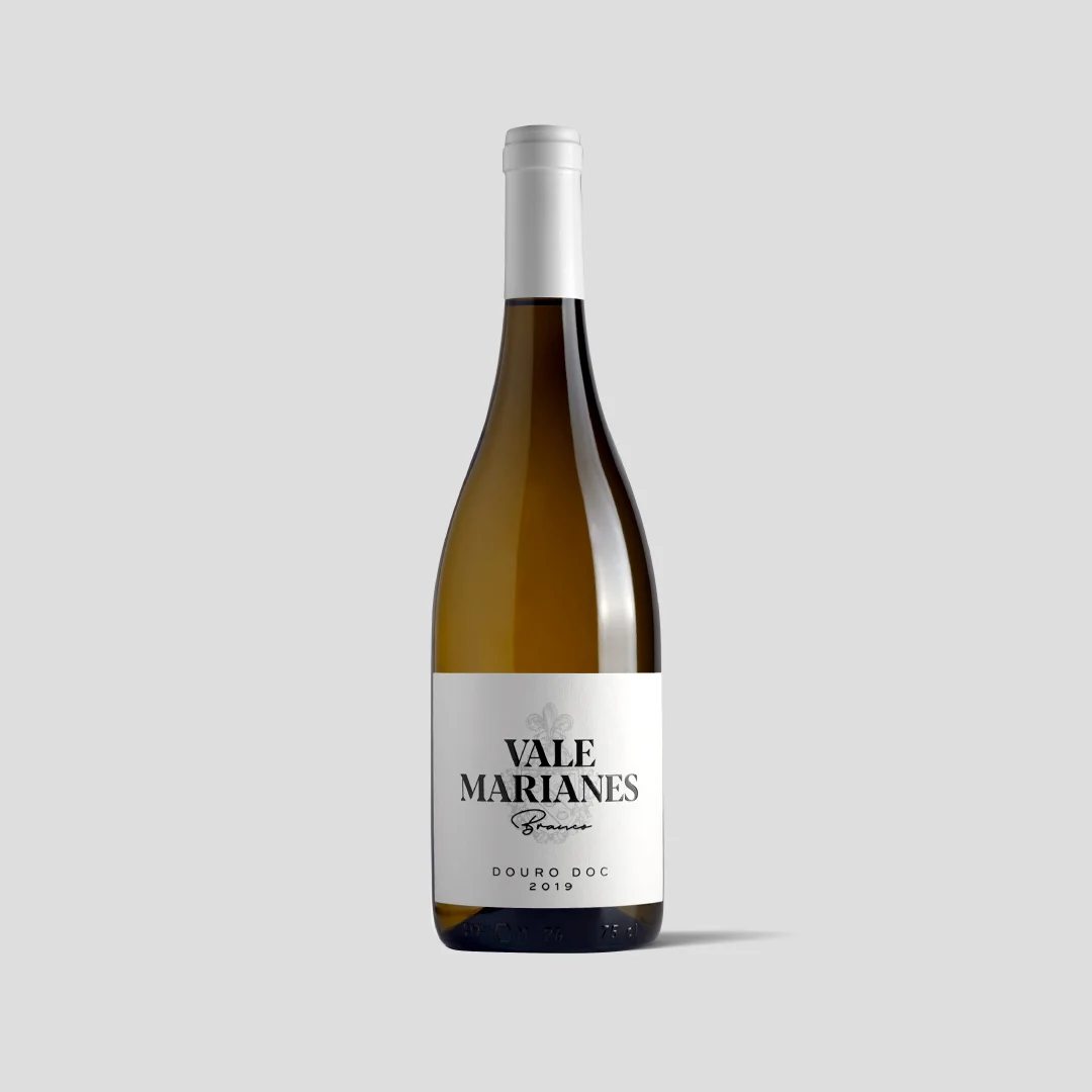 Projeto Vale Marianes da Nhdesign: Garrafa de vinho branco Vale Marianas sobre fundo cinza claro.