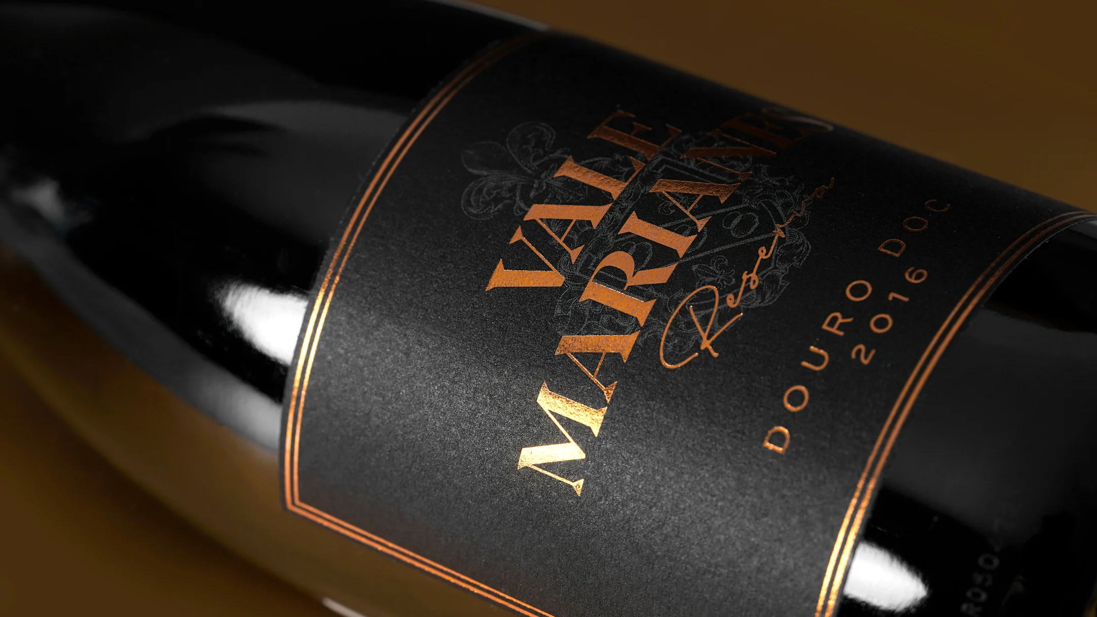 Projeto Vale Marianes da Nhdesign: Garrafa de Vale Marianas Reserva em destaque, rótulo preto e dourado.