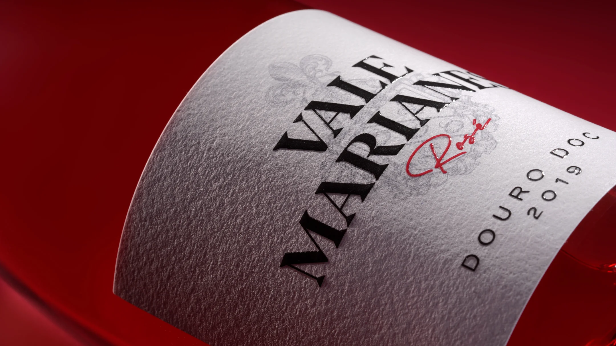 Projeto Vale Marianes da Nhdesign: Garrafa de vinho rosé Vale Marianas deitada, com detalhe do rótulo.