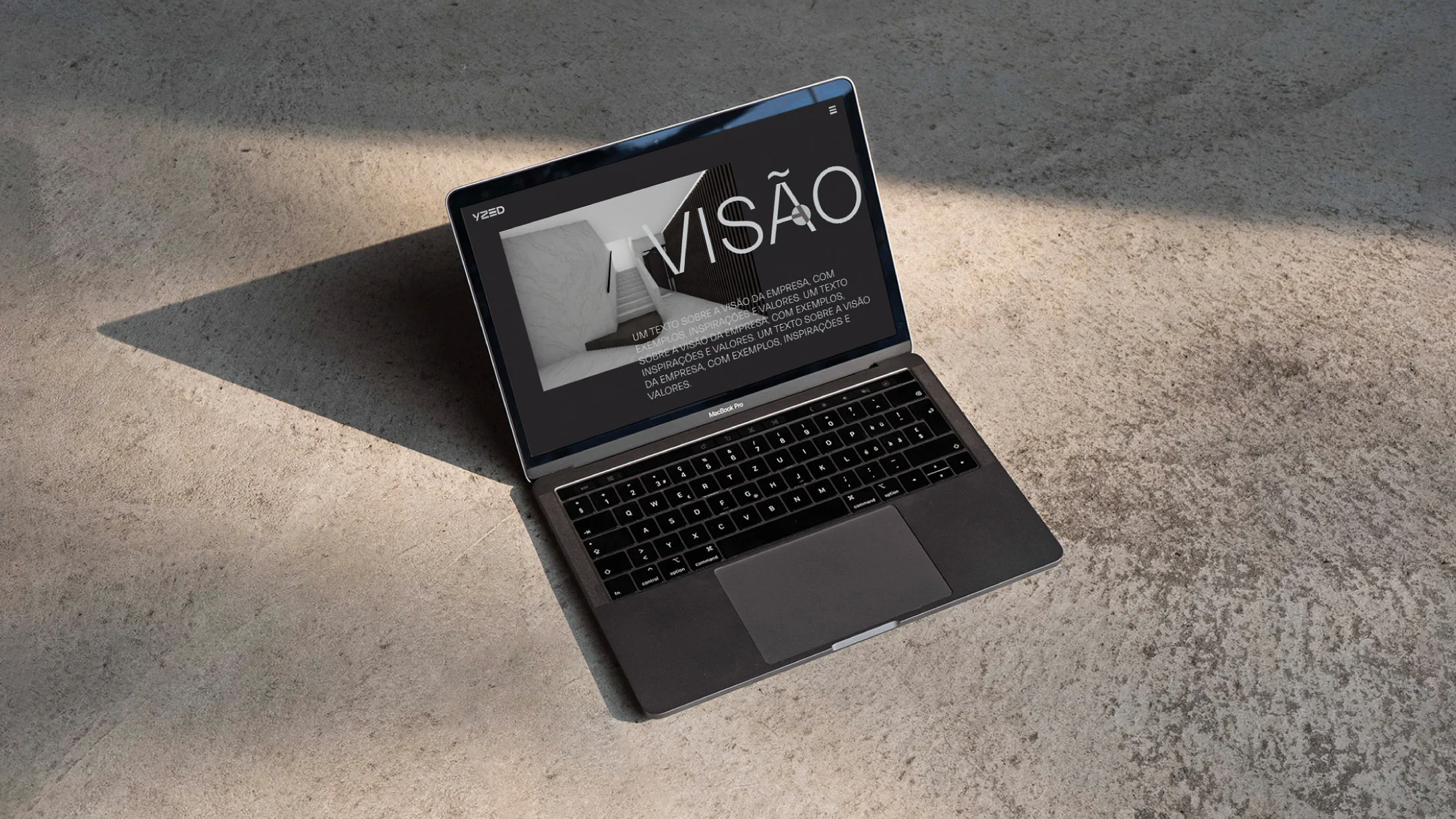 Projeto Yzed Investments da Nhdesign: computador portátil com o website da YZED.