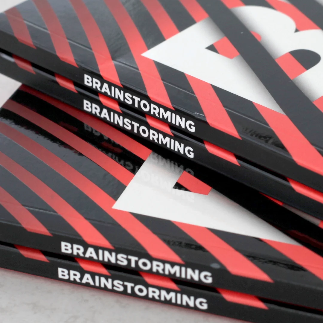 Projeto Brainstorming da Nhdesign: Capas do catálogo Brainstorming, marcadas por uma linguagem gráfica forte e contrastante