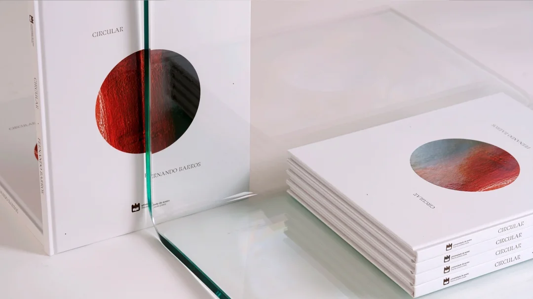 As figuras que Fernando Barros nos apresenta, circulam entre si como uma ode à vida., Nhdesign