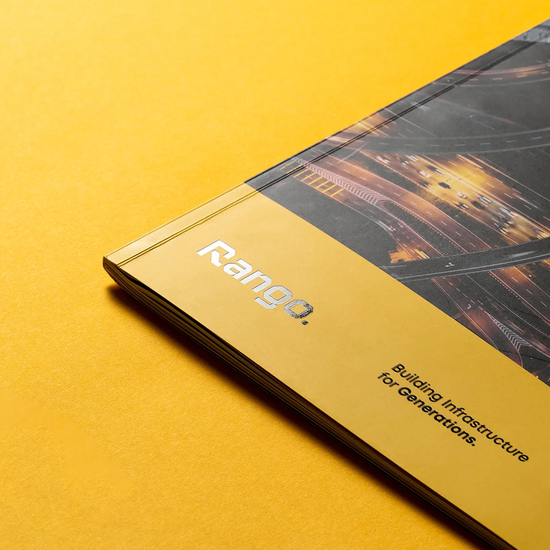Projeto Rango Company Profile da Nhdesign: Vista lateral do company profile com capa e contracapa visíveis.