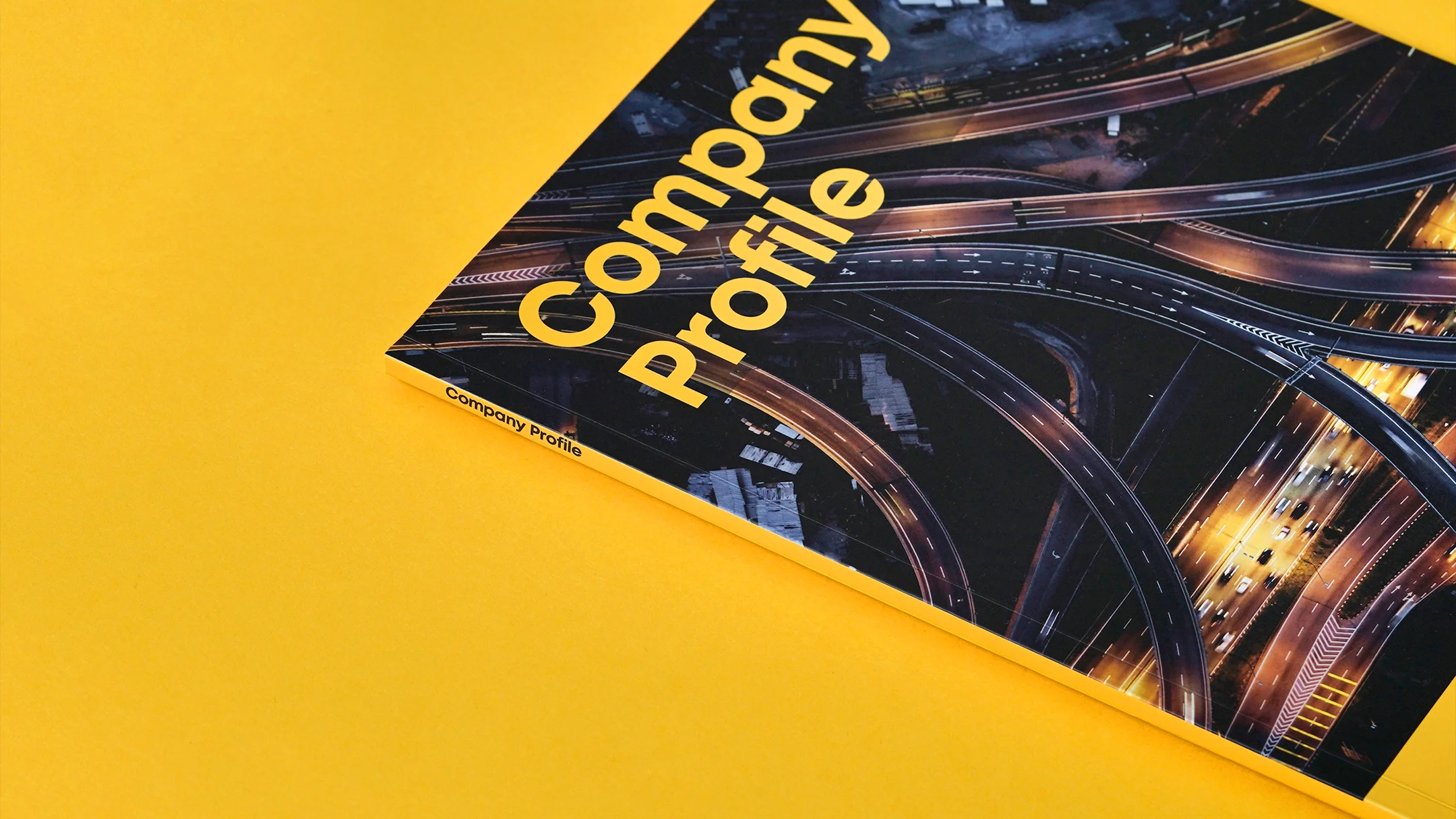 Projeto Rango Company Profile da Nhdesign: Company profile fechado sobre fundo amarelo.