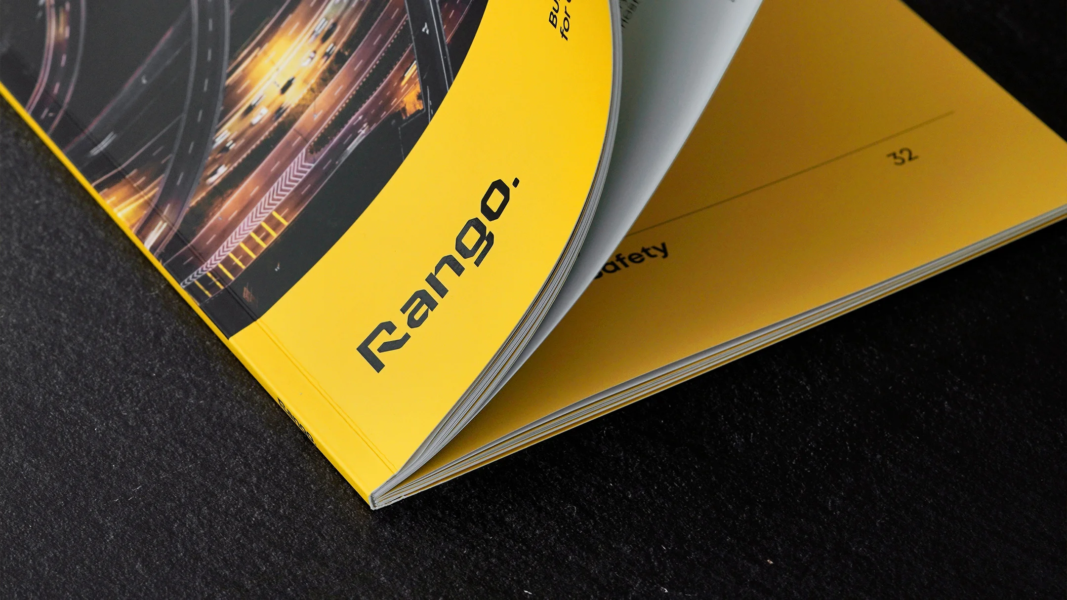 Projeto Rango Company Profile da Nhdesign: Company profile aberto, em perspetiva, com fundo preto.