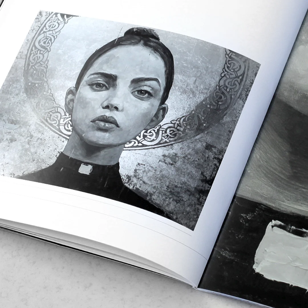Projeto Redemption da Nhdesign: Composição editorial do catálogo Redemption com uma das obras em destaque