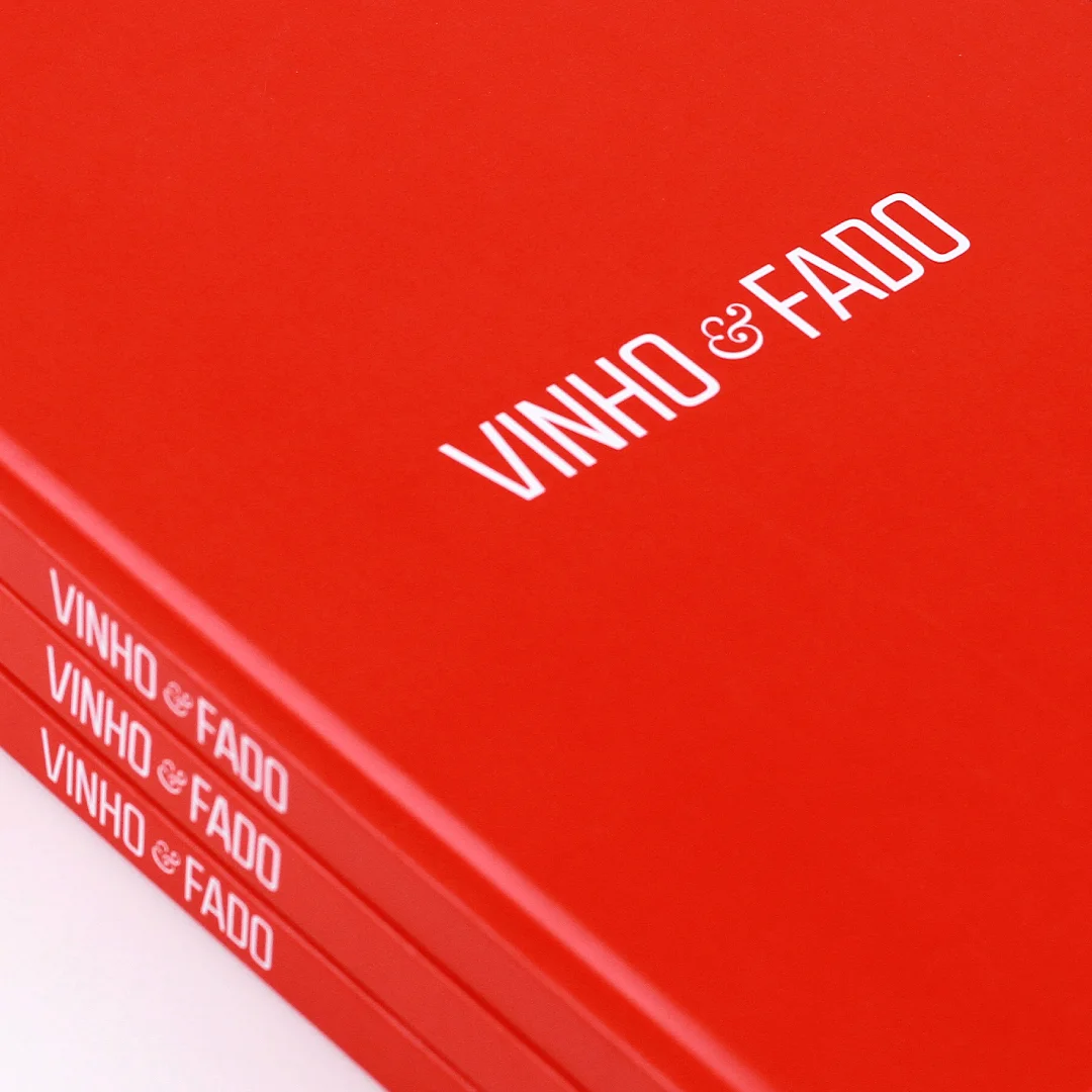 Projeto Vinho & Fado da Nhdesign: Capa do catálogo marcada por uma identidade visual simples, direta e reconhecível